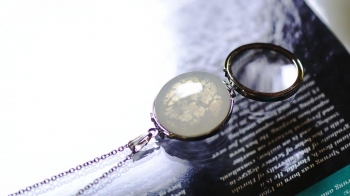 ラフォルム ガラスジュエリー ガラスアクセサリー Round glass loupe 開閉式のルーペ付きのオシャレなコラボレーションルーペペンダント。お買い物などの際にはとても便利なガラスペンダントです。表面には、半透明ホワイト(マーブル模様)をベ…