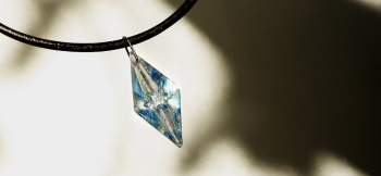Happiness / for you ～ Seven white sapphire ～ クリアーとブルーの模様が光に反射してきれいです。 ラフォルム ガラスジュエリー ガラスアクセサリー