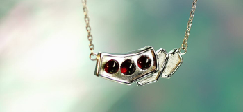 Fantasy amulet 思い描かれた思い入れのあるモチーフをアレンジした世界にひとつのコラボレーションペンダント。 ラフォルム ガラスジュエリー ガラスアクセサリー