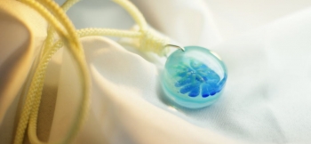 ラフォルム ガラスジュエリー ガラスアクセサリー 瑠璃の水中花 水菓子のようなやさしい雰囲気の可愛らしく涼しげなペンダントです。思わず食べたくなりそう♪内部にはブルー系の濃淡で重なり合う2つの花をイメージして見ました。