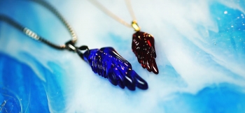 ラフォルム ガラスジュエリー ガラスアクセサリー Raptor's wing ～ 最愛 ～ 猛禽類の羽のフォルムを、青と赤の2種類の色味とサイズで再現した世界に一組のオリジナルペアペンダントが完成いたしました。女性用の赤は小ぶりで繊細な仕上がりでK…