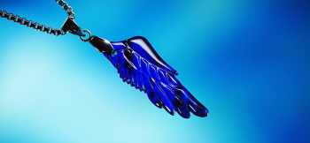 Raptor's wing ～ 最愛 ～ 男性用の青は一回り大きめサイズでステンレス製ベネチアンチェーンを設置いたしました。 ラフォルム ガラスジュエリー ガラスアクセサリー