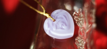 ラフォルム ガラスジュエリー ガラスアクセサリー Mystical purpule rose heart 淡いラベンダーの色合いが優しいバラのイメージのハートです。ラベンダー色は、紫外線に反応するネオジウムガラスです。太陽光には鮮やかなパープル色に…