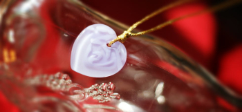 Mystical purpule rose heart 優しいラベンダーの色合い。自然光の強い光にはもう少しレッドパープルに見えます。 ラフォルム ガラスジュエリー ガラスアクセサリー
