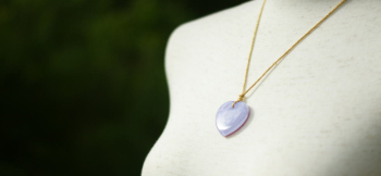 Mystical purpule rose heart 身に着けたイメージです。コードはゴールドの組み紐で、写真より長目まで調整可能です。 ラフォルム ガラスジュエリー ガラスアクセサリー