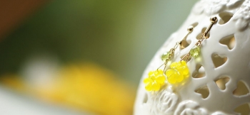 ラフォルム ガラスジュエリー ガラスアクセサリー Peridot fleur 優しい花と、可愛らしいペリドットのしずくがゆらゆら揺れて、女性の可愛らしさを一層表現できそうな素敵なイヤリングです。
イエローの花は、半透明で少し模様入りになっています…