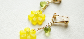 Peridot fleur 半透明のイエローの花とペリドットのグリーンがマッチしてとても爽やかです。 ラフォルム ガラスジュエリー ガラスアクセサリー