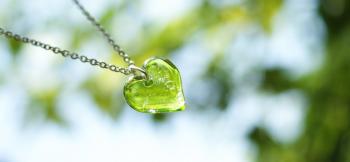 ラフォルム ガラスジュエリー ガラスアクセサリー Pure green love 爽やかなスプリンググリーンをベースにした可愛らしい、年齢に関係なく身に着けていただけるハートネックレスです。内部には、控えめに輝くシルバーラメを施しました。太陽光の下…