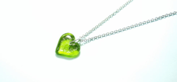 Pure green love 胸元に可愛らしいハートです。 ラフォルム ガラスジュエリー ガラスアクセサリー