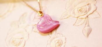 ラフォルム ガラスジュエリー ガラスアクセサリー Sweet peach チャーミングなピンクをベースにしています。可愛らしい変形のハートのフォルムです。内部には優しく細かく輝くラメを施しました。短めのチェーンやコード、幅広の革コードにして、チョー…