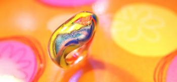 ラフォルム ガラスジュエリー ガラスアクセサリー texture of fantasy トップ部分はハートのフォルムに近い不定形のデザインリングです。内部は、数種類のカラーガラスを用いて雲のようなマーブリングを施しました。またトップ部分には優しく輝…