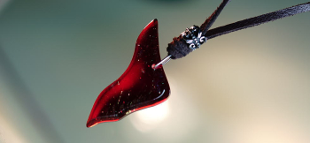 Impressive sparkling form ～ Red earth / Gold spirit ～ 光の当たり方で美しく色の濃淡が変わります。 ラフォルム ガラスジュエリー ガラスアクセサリー