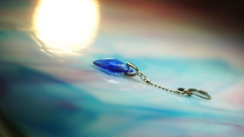Spirit of the blue sky 表裏を深くサイドカットしています。 ラフォルム ガラスジュエリー ガラスアクセサリー