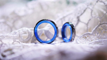 Titanium love ～ 揺るぎなき愛 ～ ガラスリングの周囲にチタン製リングを設置しています。 ラフォルム ガラスジュエリー ガラスアクセサリー