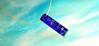 ラフォルム ガラスジュエリー ガラスアクセサリー 夏の星空に想いを寄せて 難易度の高い五角柱のフォルムに、星のような美しい煌きを施した世界にひとつのオリジナルペンダントです。
夜空のような深いブルーをベースに、ダイクロ偏光ガラスや金箔をちりばめた…