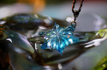 オリオンの花 ～ 星花晶(せいかしょう) ～ 淡い氷青色のガラスとダイクロガラス、マーブル加工による美しい煌きを閉じ込めました。 ラフォルム ガラスジュエリー ガラスアクセサリー