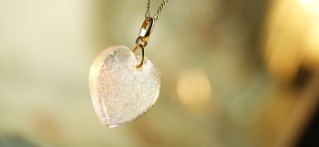 ラフォルム ガラスジュエリー ガラスアクセサリー Gentle dichroic heart オパールの輝きを優しいピンクとグリーンに変えて輝く様な、大変印象的なダイクロ偏光ガラスを素材にした美しいハートです。グリーンの輝きは、光の当たり方や見る角…