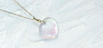 Gentle dichroic heart 可愛らしいハートのペンダント。 ラフォルム ガラスジュエリー ガラスアクセサリー