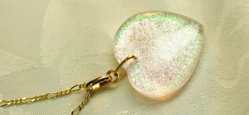 Gentle dichroic heart 優しいピンクとグリーン系の輝き。 ラフォルム ガラスジュエリー ガラスアクセサリー