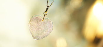 Gentle dichroic heart ゴールドのチェーンに良く合っています。 ラフォルム ガラスジュエリー ガラスアクセサリー