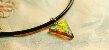 ラフォルム ガラスジュエリー ガラスアクセサリー Dichroic triangle emblem 胸元をさり気無く、また印象的に飾ってくれそうな大変美しエンブレムフォルムのペンダントです。
ベースは高貴な琥珀色。そこにゴールドやグリーンなどに輝…
