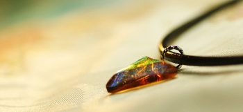 Dichroic triangle emblem グリーンやゴールドに偏光して煌きます。 ラフォルム ガラスジュエリー ガラスアクセサリー