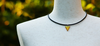 Dichroic triangle emblem 本牛革コード付き。 ラフォルム ガラスジュエリー ガラスアクセサリー