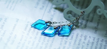ラフォルム ガラスジュエリー ガラスアクセサリー Aqua sea diamond 頂いたご希望のイメージを大切にお作りした、1点もののオーダーメイドピアスが完成いたしました。普遍的な3つの透明なターコイズブルーのひし形の爽やかな片耳用ピアスです。…