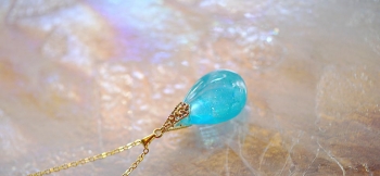 ラフォルム ガラスジュエリー ガラスアクセサリー Blue fog drops 朝霧のかかった淡い空のような優しい色彩。ライトターコイズブルーに半透明ホワイトのマーブル模様、そして淡いラメを施した神秘的なドロップタイプペンダントが完成いたしました。…