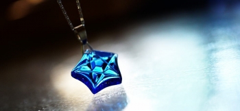 ラフォルム ガラスジュエリー ガラスアクセサリー Facet blue star 可愛い星型フォルムのトップ。表面に切子風のカットで五芒星のデザインを施しました。ベースカラーにライトスカイブルーを使用し、美しいラメを施しています。このカットとラメの…