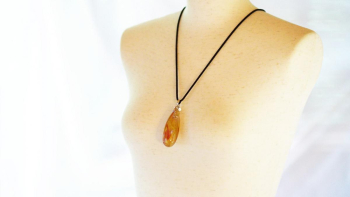 温もりを胸に抱いて 組み紐フリーサイズ仕様でお作りいたしました。 ラフォルム ガラスジュエリー ガラスアクセサリー