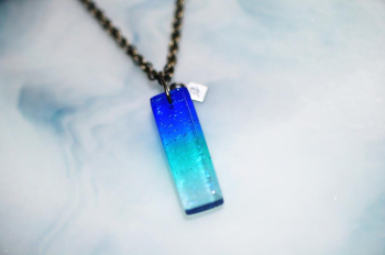 Stylish rectangle ～ Blue stream ～ 繊細なラメの煌きが光を反射し、静かな美しさを放ちながら魅力を引き立てます。 ラフォルム ガラスジュエリー ガラスアクセサリー