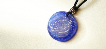 ラフォルム ガラスジュエリー ガラスアクセサリー 青の銀河 宇宙は暗い闇の世界ですが、こんなコバルトブルーの宇宙に、銀色の銀河が雄大に渦を巻いていたら神秘的です! 美しいレインボーラメや、純銀パウダーの輝きがとても美しく素敵です。身に着け易い円形の…