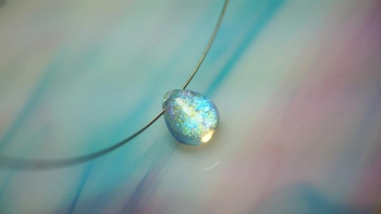 ラフォルム ガラスジュエリー ガラスアクセサリー Dichroic dropⅡ 10mmほどの小ぶりのドロップタイプペンダントです。小さなトップの内部に美しいダイクロ偏光ガラスの煌きを閉じ込めた、存在感のある美しい逸品に仕上がりました。ステンレス製…