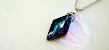 ラフォルム ガラスジュエリー ガラスアクセサリー Marine bright jewel 見る角度や光の当たり方により内部に反射する無限の青い煌き。ぜひお手にとってその煌きををお楽しみ頂きたいシンプルなひし形ペンダントが完成いたしました。