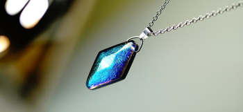 Marine bright jewel ブルーの美しい煌きを閉じ込めたひし形。 ラフォルム ガラスジュエリー ガラスアクセサリー