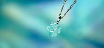 ラフォルム ガラスジュエリー ガラスアクセサリー Pure blue clover 爽やかな色合いの海辺に咲く四つ葉のクローバー。半透明ブルーのふっくらしたハート形の花びらが、とても優しく可愛らしいイメージに仕上がりました。