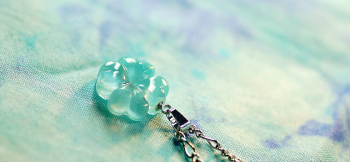Pure blue clover 優しい半透明ホワイトの可愛らしいクローバー。立体的な仕上がりです。 ラフォルム ガラスジュエリー ガラスアクセサリー