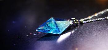 ラフォルム ガラスジュエリー ガラスアクセサリー Dreamblue ～ fabrics  ～ 表裏共にピラミッド形にした八面体のフォルムです。内部は美しいターコイズブルーの色合いと、ガラスの王様と呼ばれているダイクロ偏光ガラスを何種類か使用してマ…