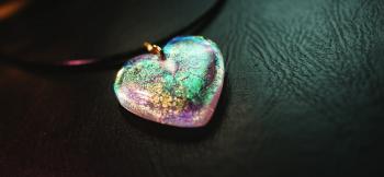 ラフォルム ガラスジュエリー ガラスアクセサリー Dichroic heart 光の当たり方や見る角度により美しい輝きを放つ「ダイクロ偏光ガラス」を全体に使用した、大変きらびやかで美しいハート型ペンダントです。