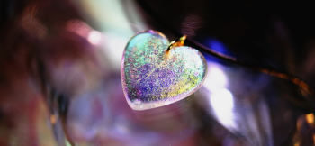 Dichroic heart 見る角度や光の当たり方で虹のように色を変えます。 ラフォルム ガラスジュエリー ガラスアクセサリー