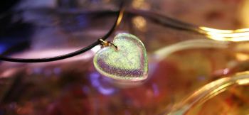 Dichroic heart 様々な角度からその表情をお楽しみいただけます。 ラフォルム ガラスジュエリー ガラスアクセサリー