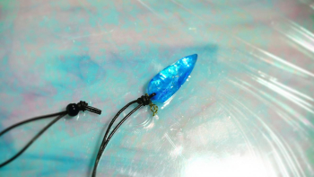 Ice marine jewel 表面のランダムなアイスロックカットに光を反射します。 ラフォルム ガラスジュエリー ガラスアクセサリー