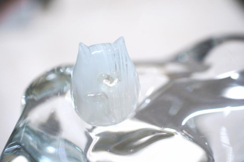 雪色の天使 そして、背中に隠されたハートの中には、
猫ちゃんの「鍵しっぽ」を忠実に再現しております。 ラフォルム ガラスジュエリー ガラスアクセサリー