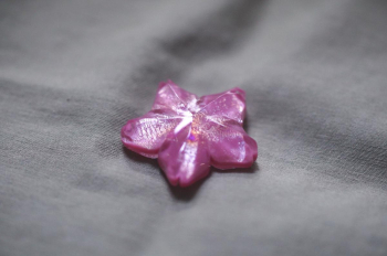 瑠璃の一輪桜 ～ 春風 / 面影 ～ 春の優しい風の中、ひとひらの桜が舞い散るように、柔らかなピンク色と煌きが調和しています。 ラフォルム ガラスジュエリー ガラスアクセサリー