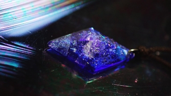 ラフォルム ガラスジュエリー ガラスアクセサリー Pure dream ～ Blue galaxy ～ 透明感のある濃いめのコバルトブルーをベースに美しい宇宙のような煌きの色彩を施した、世界にひとつのオリジナル五面体ガラスペンダント。内部全体に広が…
