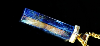ラフォルム ガラスジュエリー ガラスアクセサリー Pentagon of sparkling spiral 角や面を最大限にシャープにカットした五角柱タイプのペンダントです。透明感のあるトゥルーブルーをベースに、内部にダイクロ偏光ガラスを螺旋状に施…