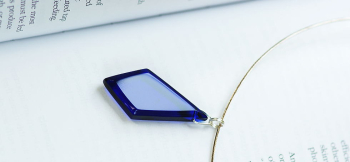 ROYAL DIAMOND サイドカットしていますので、高貴でシャープな印象です。 ラフォルム ガラスジュエリー ガラスアクセサリー