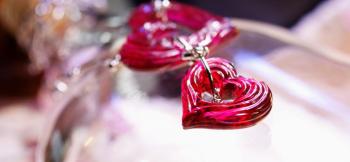 ラフォルム ガラスジュエリー ガラスアクセサリー Heart of wave 「モールハート」をベースにした、大小二個セットの赤系ピンクのチャーミングなハートです。大のハートに小のハートのチェーンを通してご愛用ください。それぞれのハートは取り外しが…