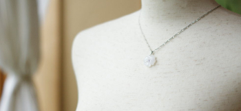 Pure white clover ～ 純な心  ～ 純白の可愛らしいお花を胸元に。 ラフォルム ガラスジュエリー ガラスアクセサリー